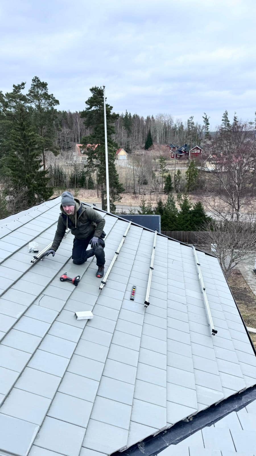 Dmitrijs – grundare av SD Elektriska AB installerar solpaneler i Stockholm.