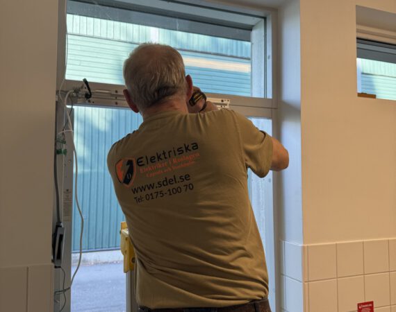 Behörig elektriker i Täby installerar dörrautomatik – SD Elektriska AB