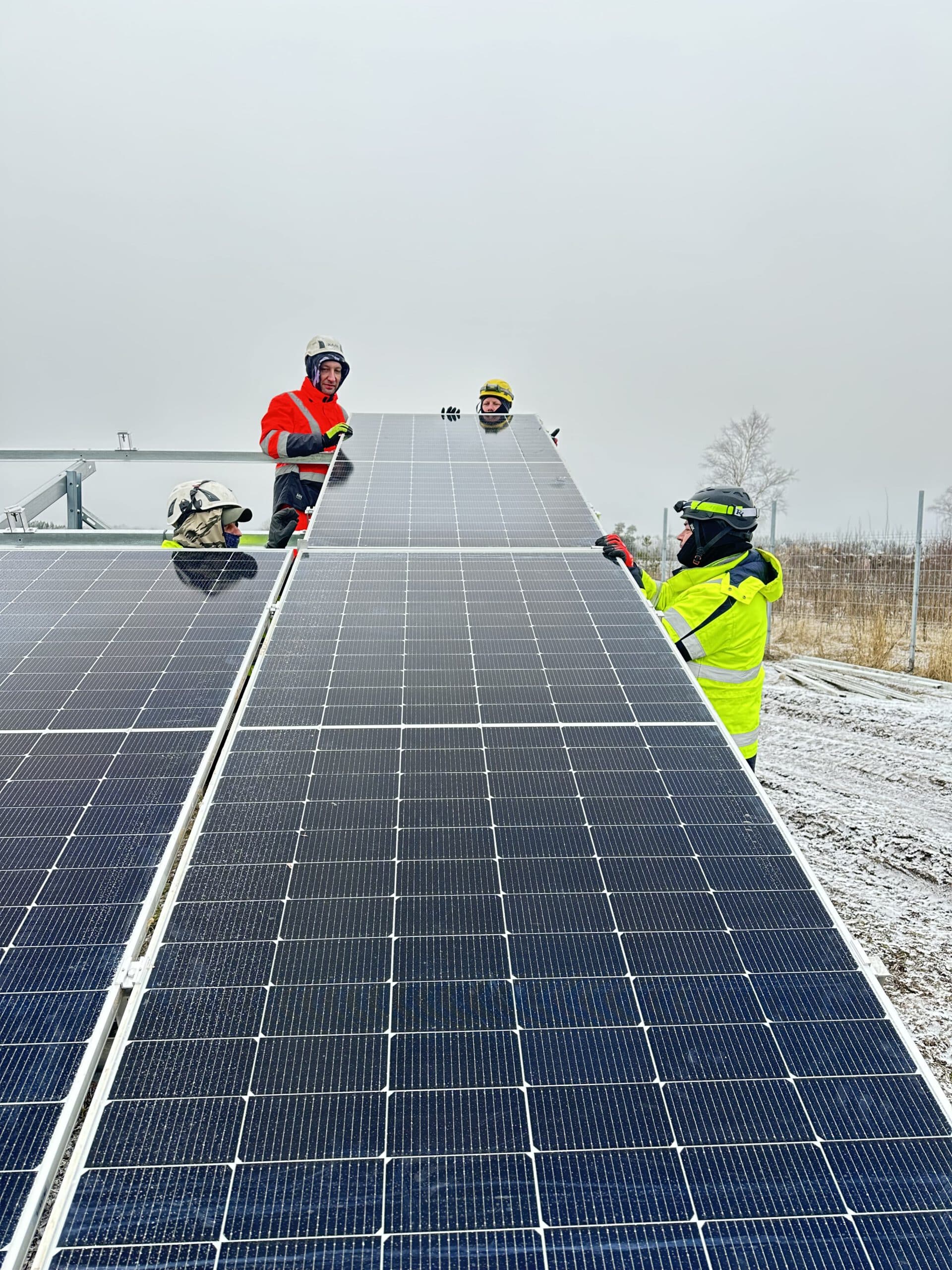 SD Elektriska AB team installerar solpaneler i Hallstavik – Sveriges största solpanelspark 64MW