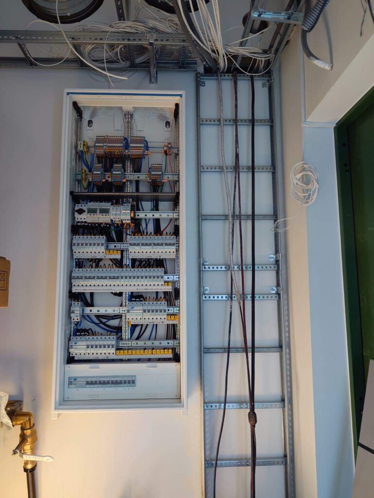 Stor huvudelcentral med automatsäkringar installerad i Täby kommun