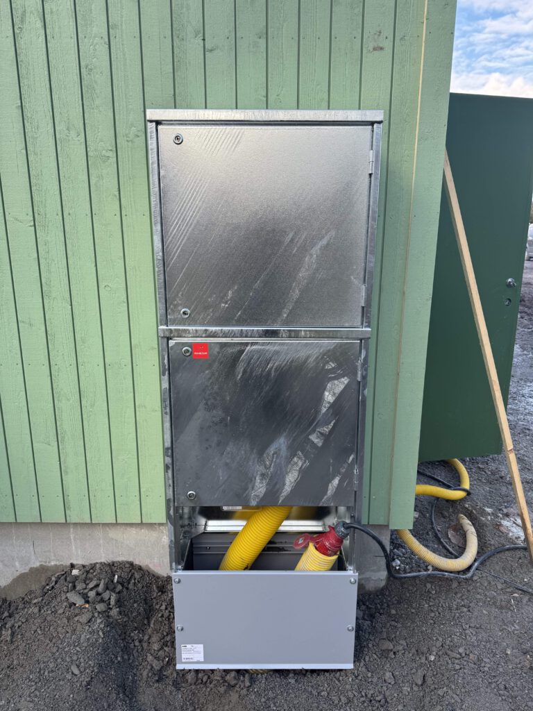 Nytt markmätarskåp monterat på stolpe i Täby kommun av behöriga elektriker
